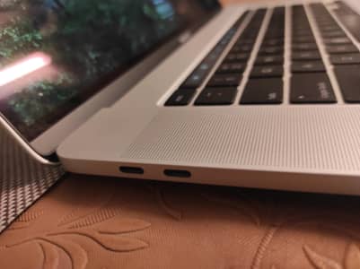 Macbook Pro 2018 15-Inch i9/32/1TB/4GB