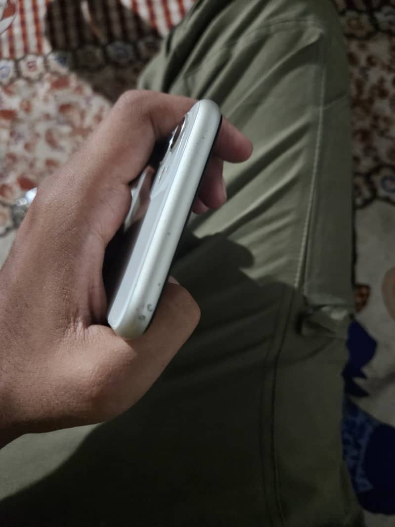 Apple iPhone 11 3