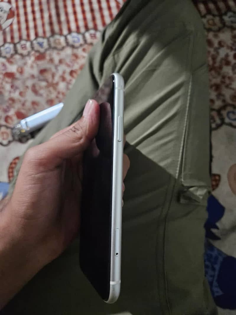 Apple iPhone 11 4