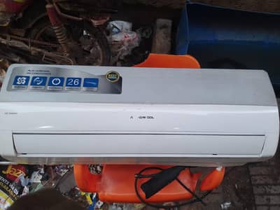 1.5 Ton DC Inverter AC – Excellent Condition