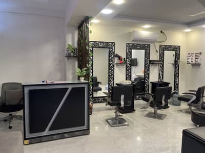 Salon furniture for urgent sale  10lakh value setup in 8 lakh