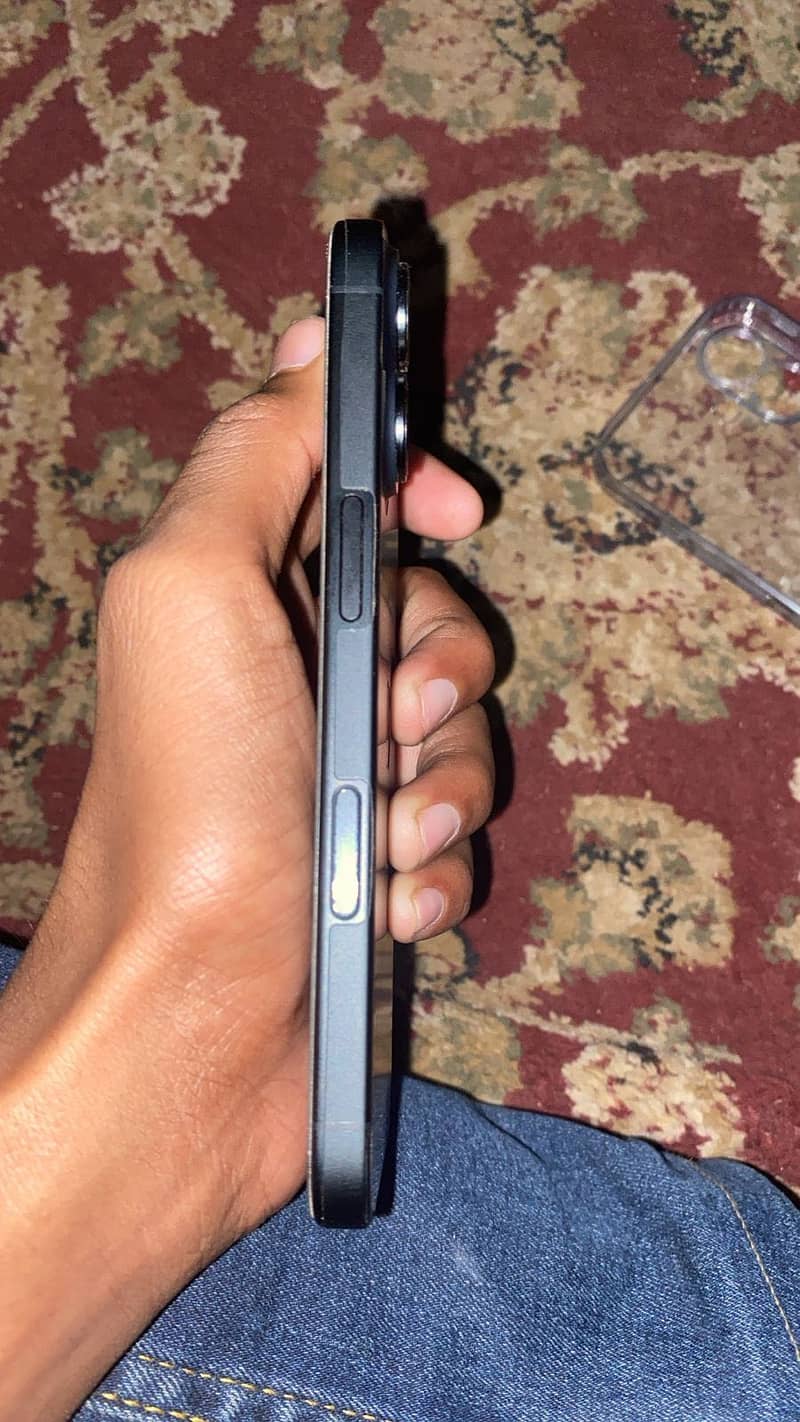 Apple iPhone 16 4