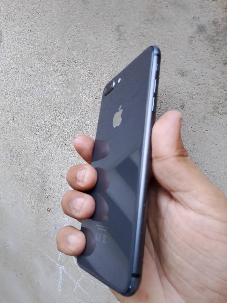 Apple iPhone 8 Plus 1