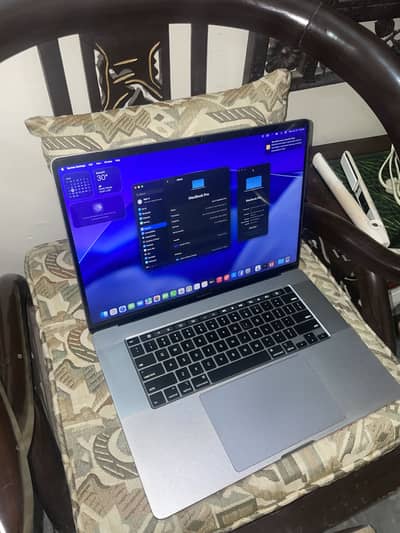 Apple macbook 2019 core i7 16inch Model