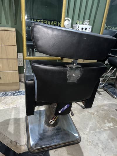 Asi mara pas 5 chairs hai