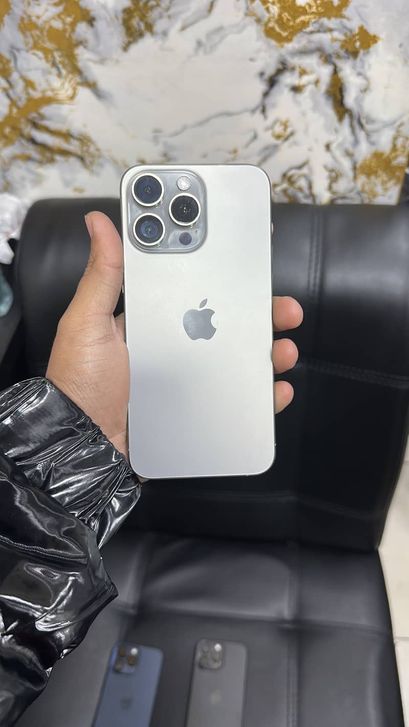 iPhone 16 Pro Max 1
