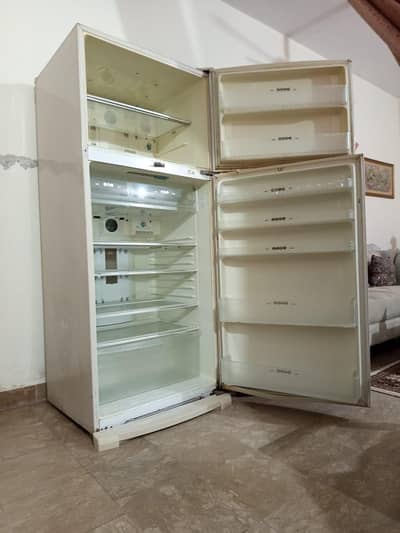 Fridge with heavy duty compressor