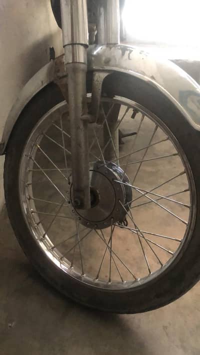 whatapp pa rabta karay all ok bike ka enegn 1 month phlay karwaia tha
