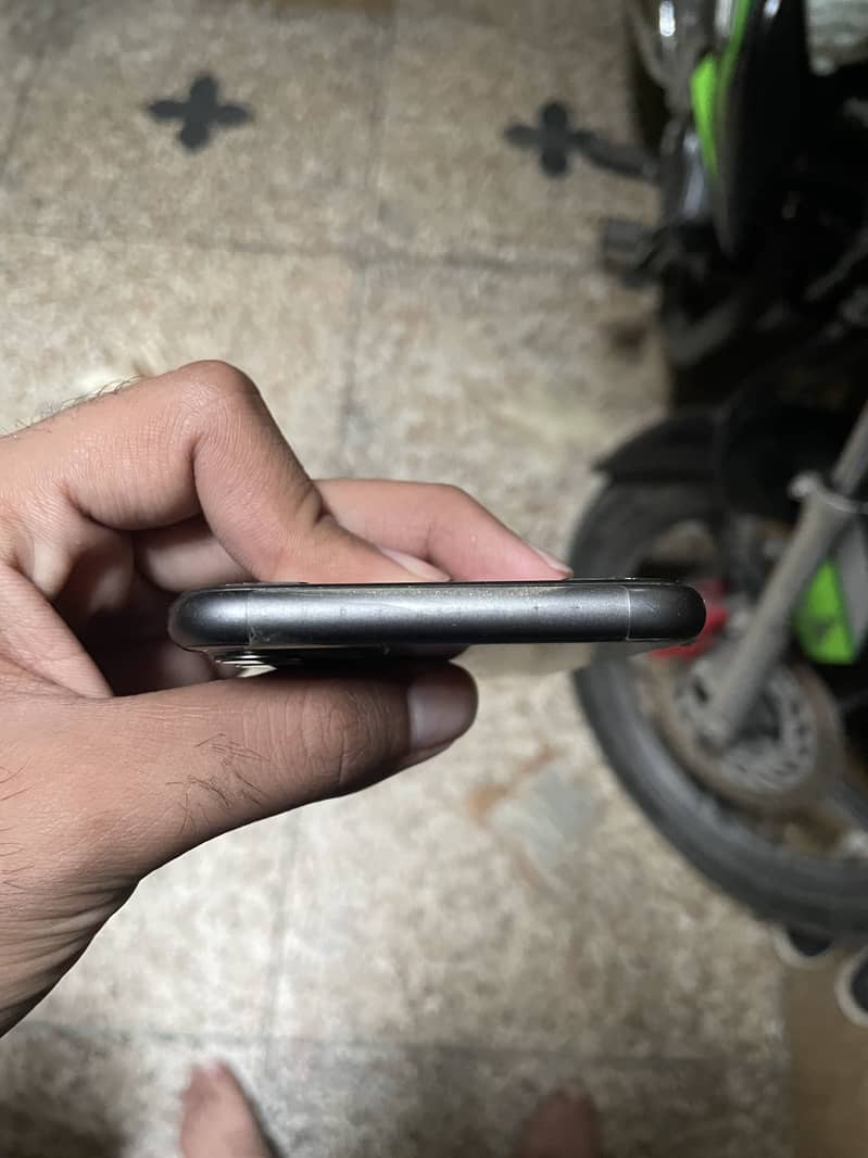 Apple iPhone 11 4