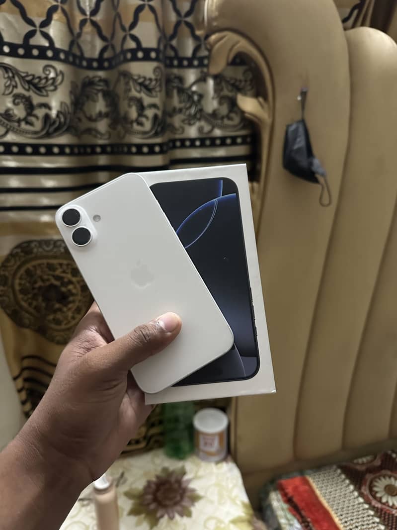 Apple iPhone 16 Plus 11