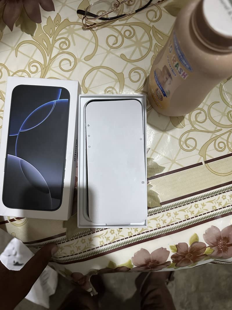 Apple iPhone 16 Plus 12