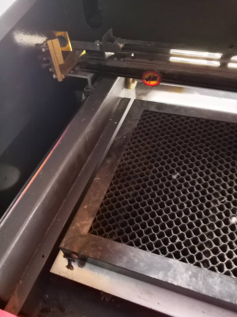 Acrilic laser cutting plotter machine 4
