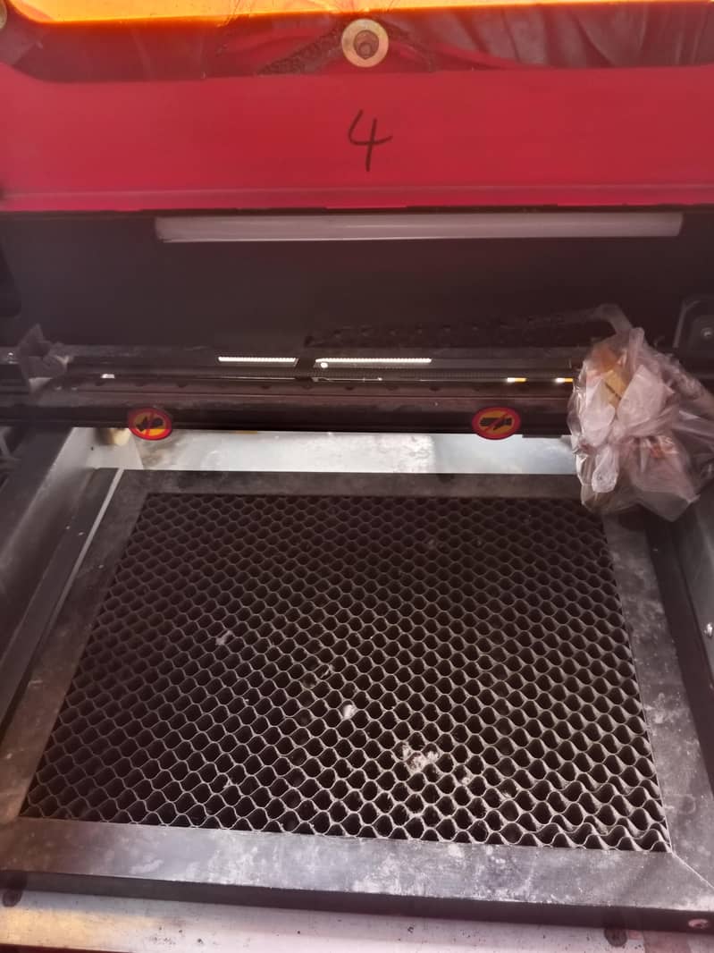 Acrilic laser cutting plotter machine 5