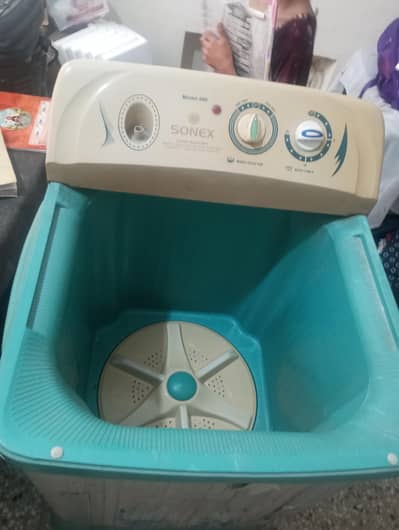Washing Machine well maintained available 4 Sale