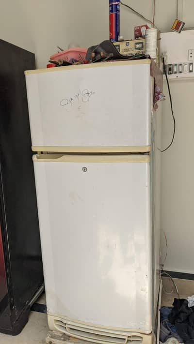 fridge purana model h lkin chlne m acha h
