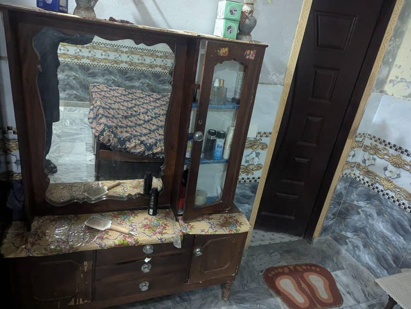 Bed, Dressing table and Showcase 3