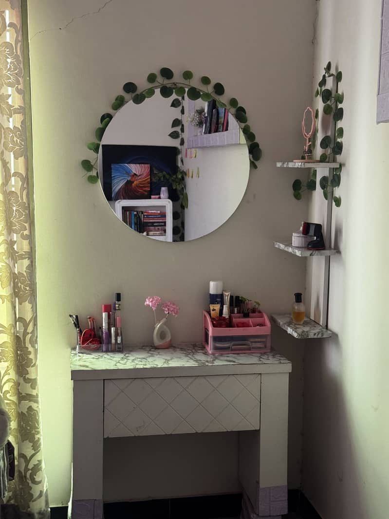 Vanity/dressing table with mirror 0