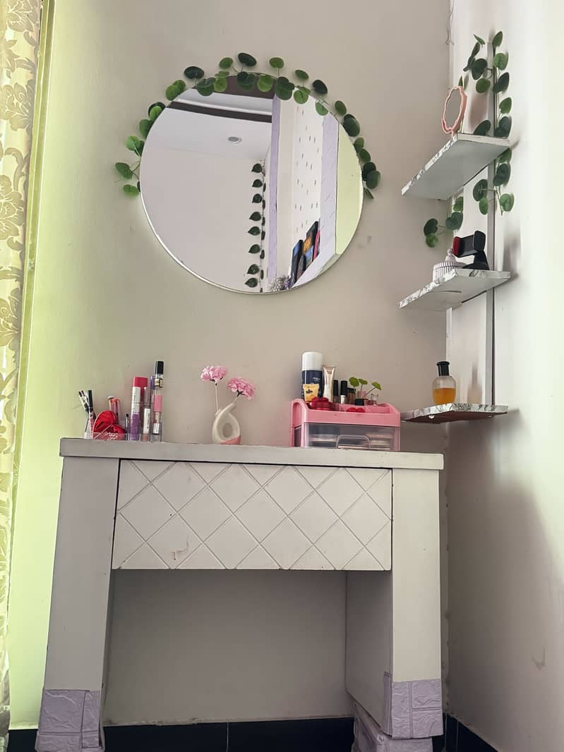 Vanity/dressing table with mirror 2