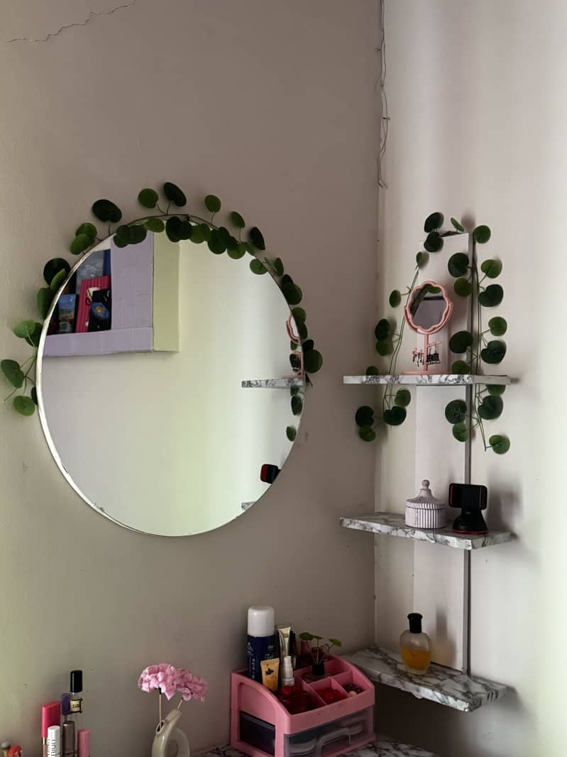 Vanity/dressing table with mirror 3
