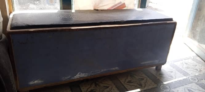 2*6 ek table or 2 baithane wale banch