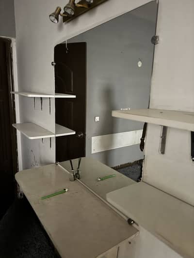 Dressing shelves