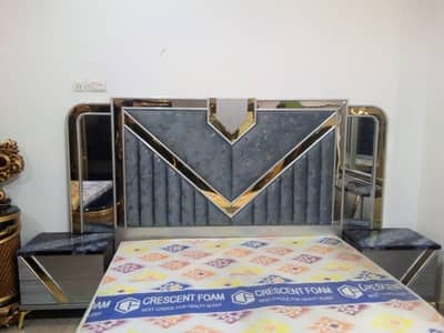 bed and sidetabel