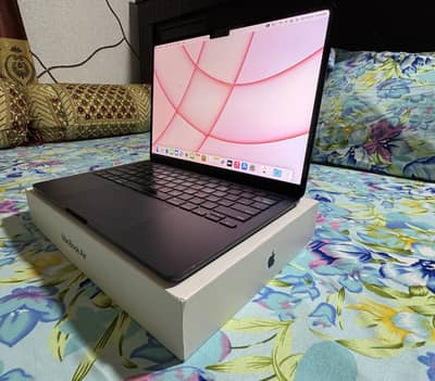 MacBook Air 13" M2 Processor/8GB/256GB 2022 / Scratcless Condition/BOX