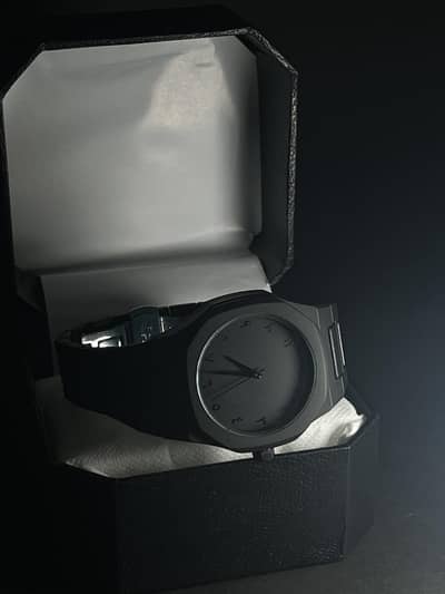 Black Arabian Aura watch