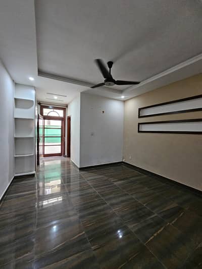 8marla upper portion available for rent location E11 1 Islamabad