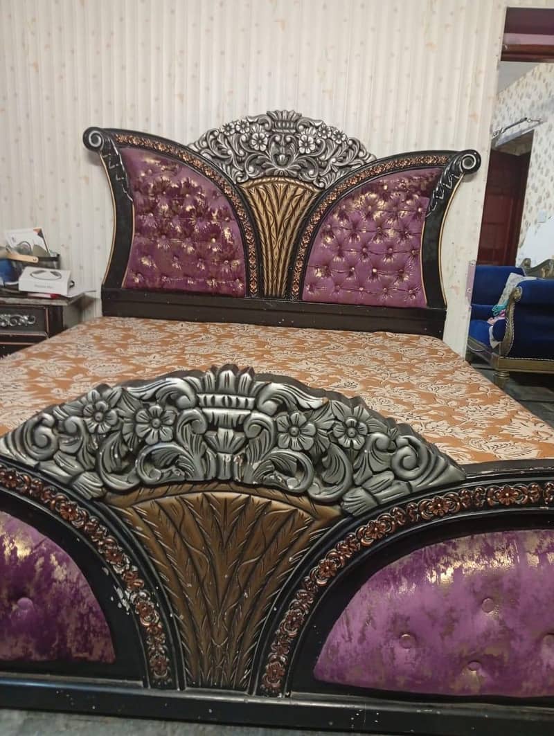 wodden bed set 0