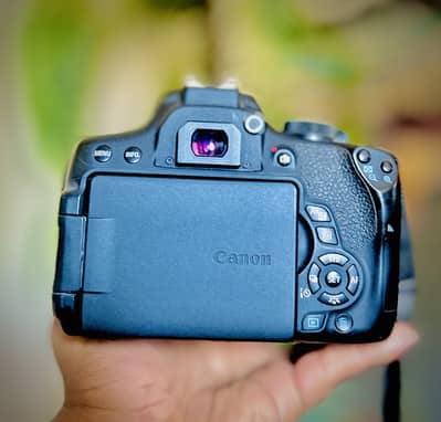 Canon 750D DSLR with 18,55 Lens