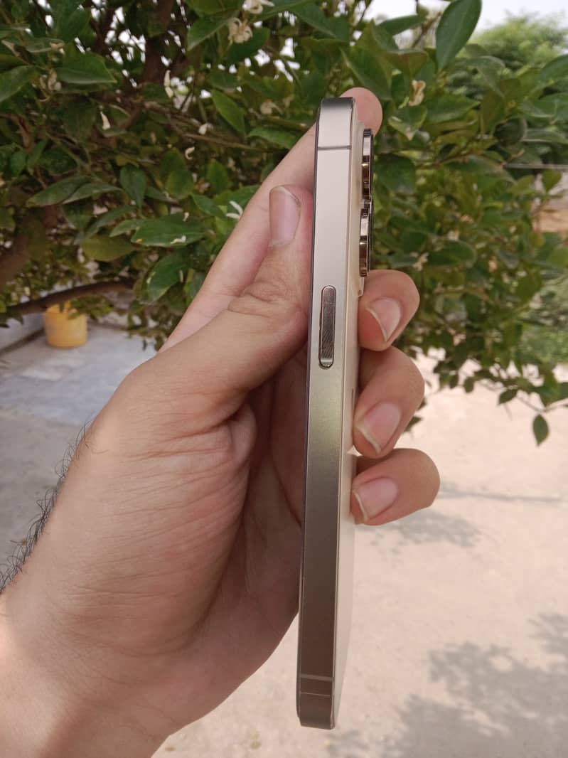 iPhone 14 pro 4