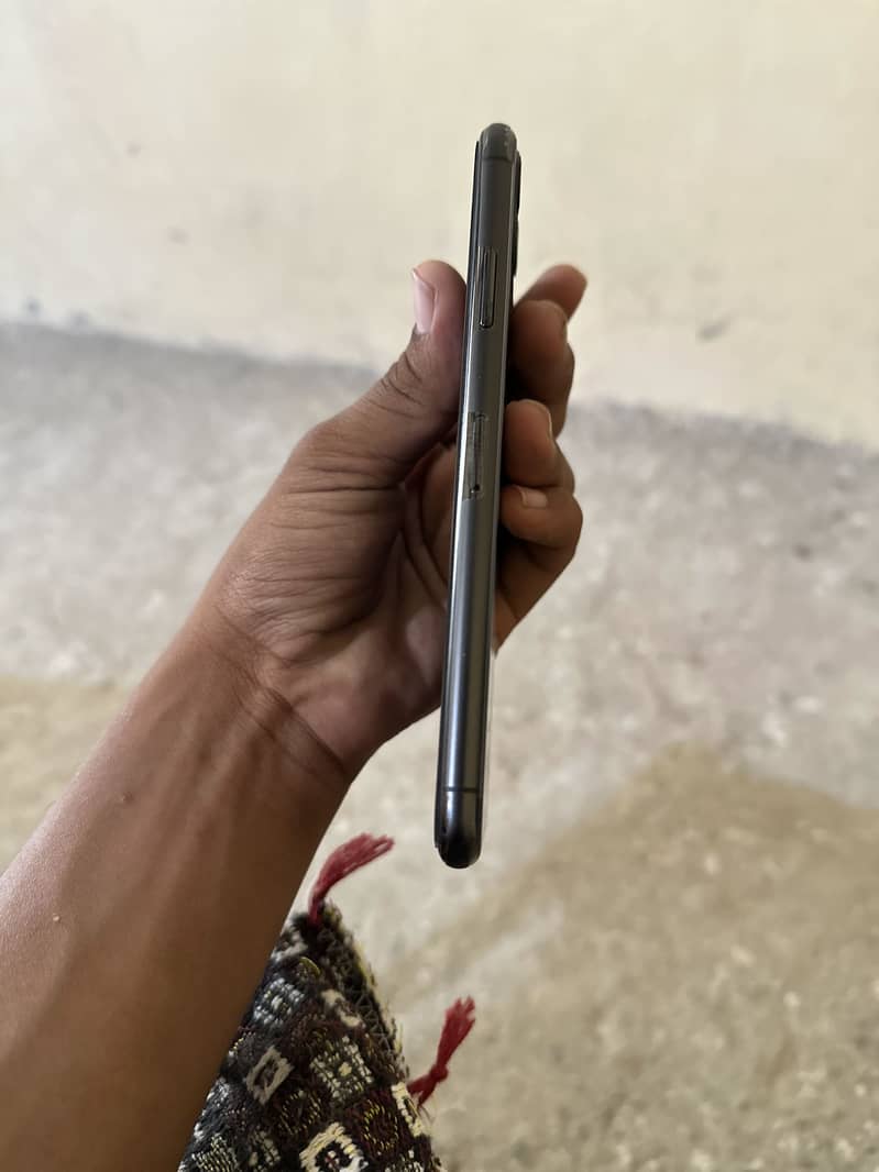 Apple iPhone 11 Pro Max 4