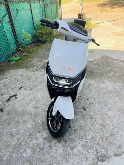 OREVO B2 Electric Scooty
