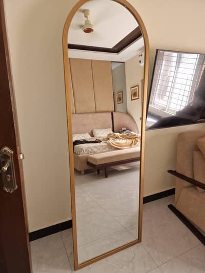 Standing mirror