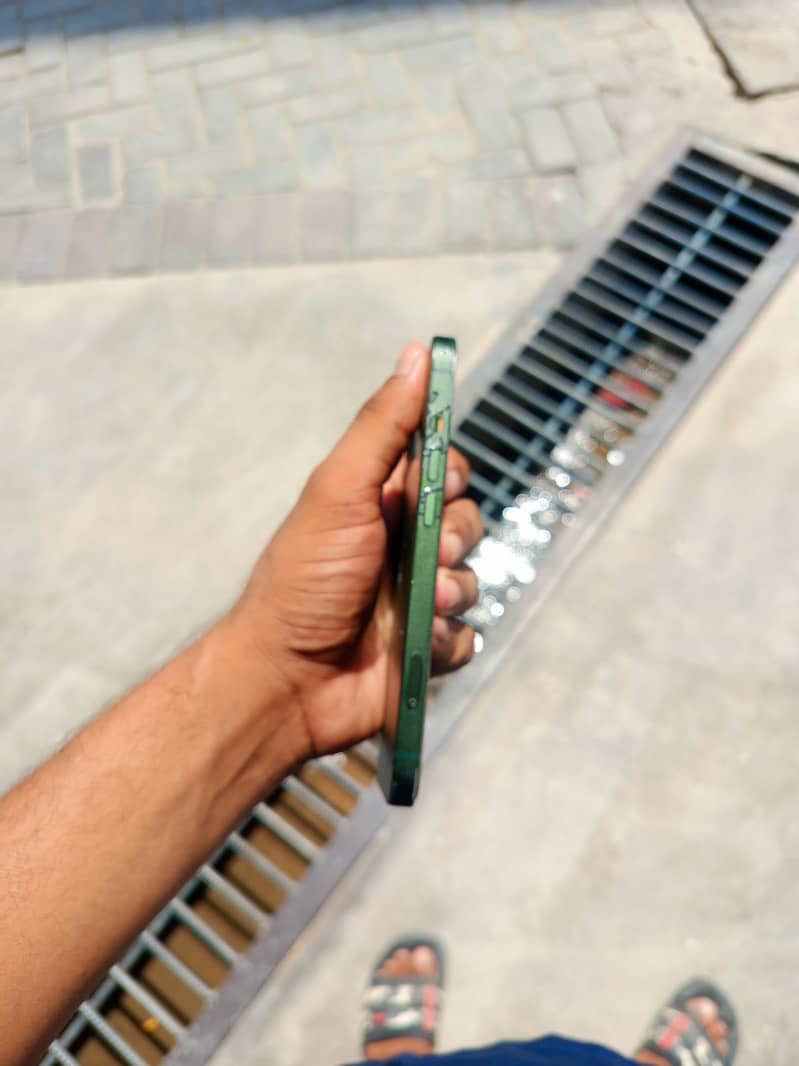 iPhone 13 4