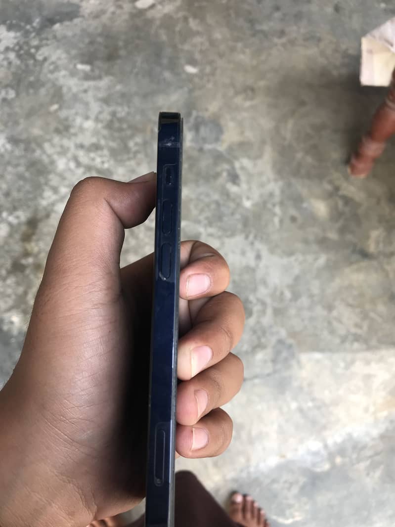 Apple iPhone 12 4