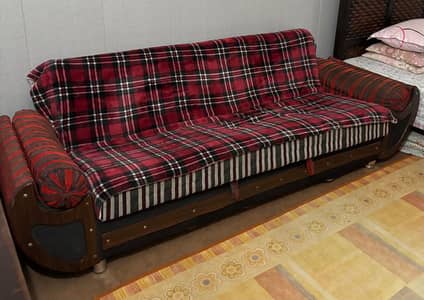 Sofa combed + 1 wooden dice