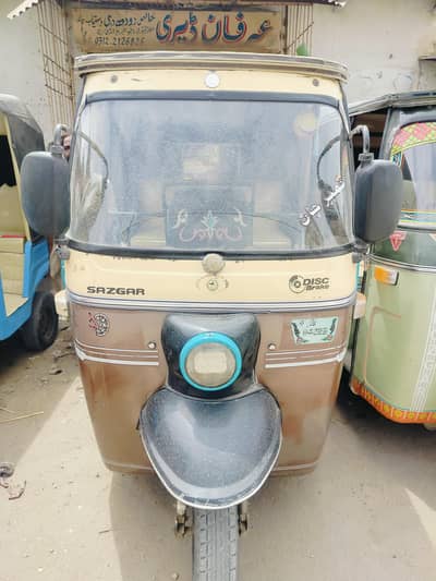 petrol pa gari ha gari m koi Kam nhi ha papers pore ha