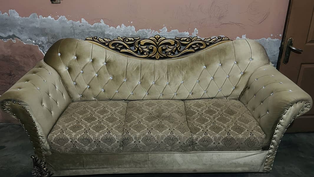 A complete sofa set with table 0