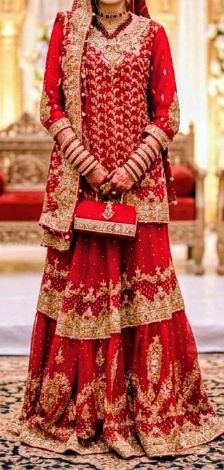 Bridal dress with jewellery and clutch