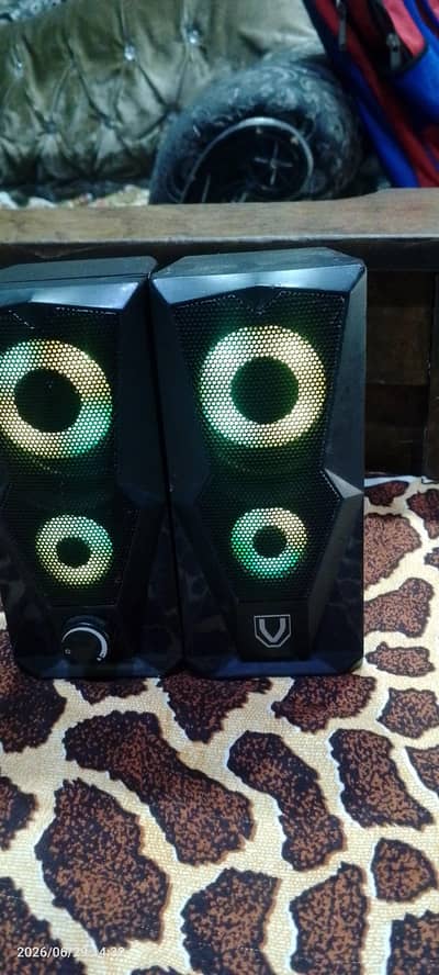 mini speaker multi RGB lights aux pin high sound condition 10/9 urgent