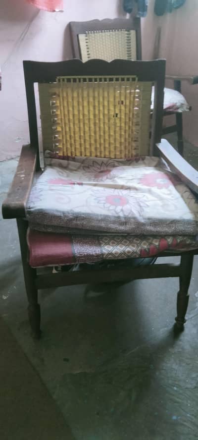 wooden chair and kami peshi hoja gi aur 2 chair hn