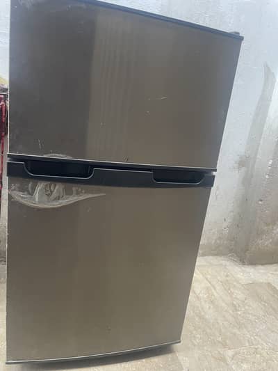Room refrigerator