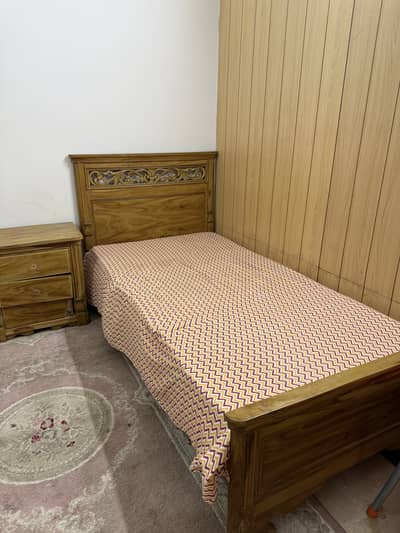 2 single beds with one side table