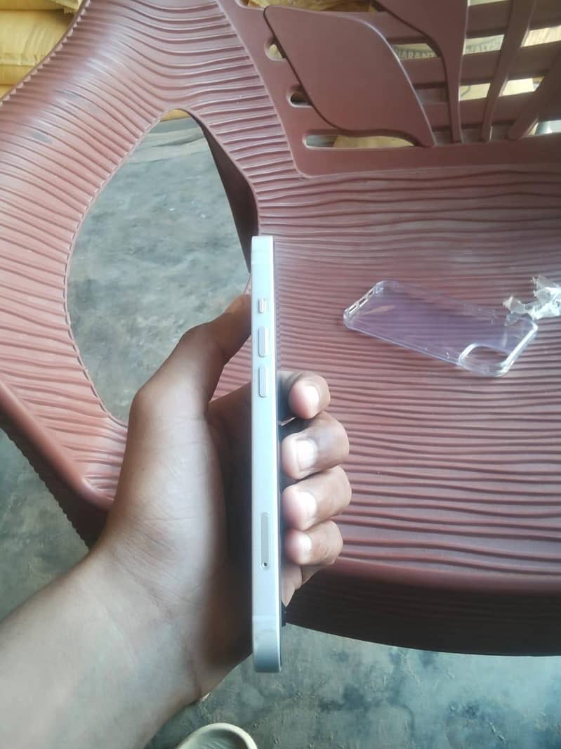 Apple iPhone 13 1
