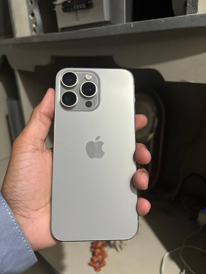 Apple iPhone 15 Pro Max 4