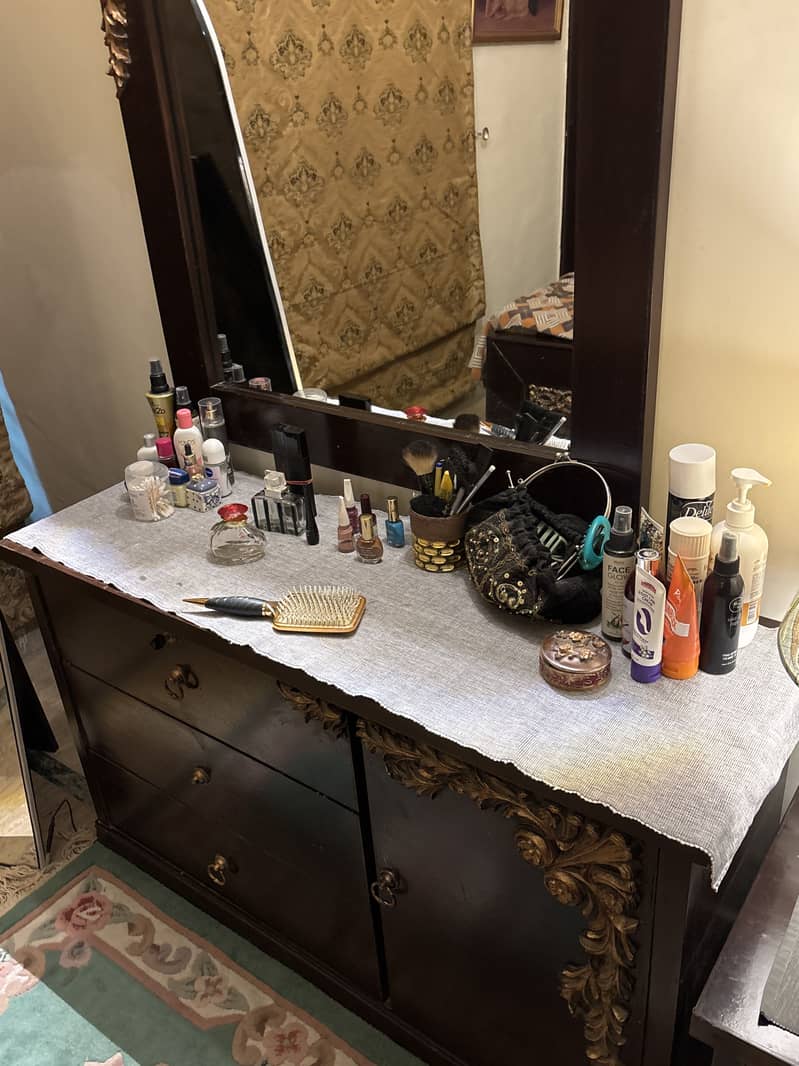 Dressing table with two side tables 3