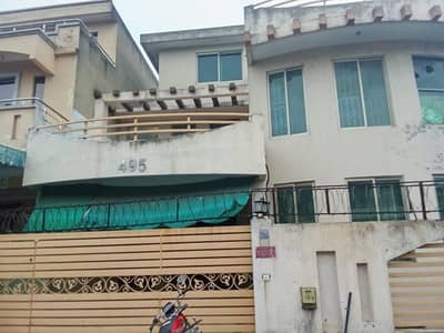 I-8 Beautiful Upper Portion With Servant For Rent.