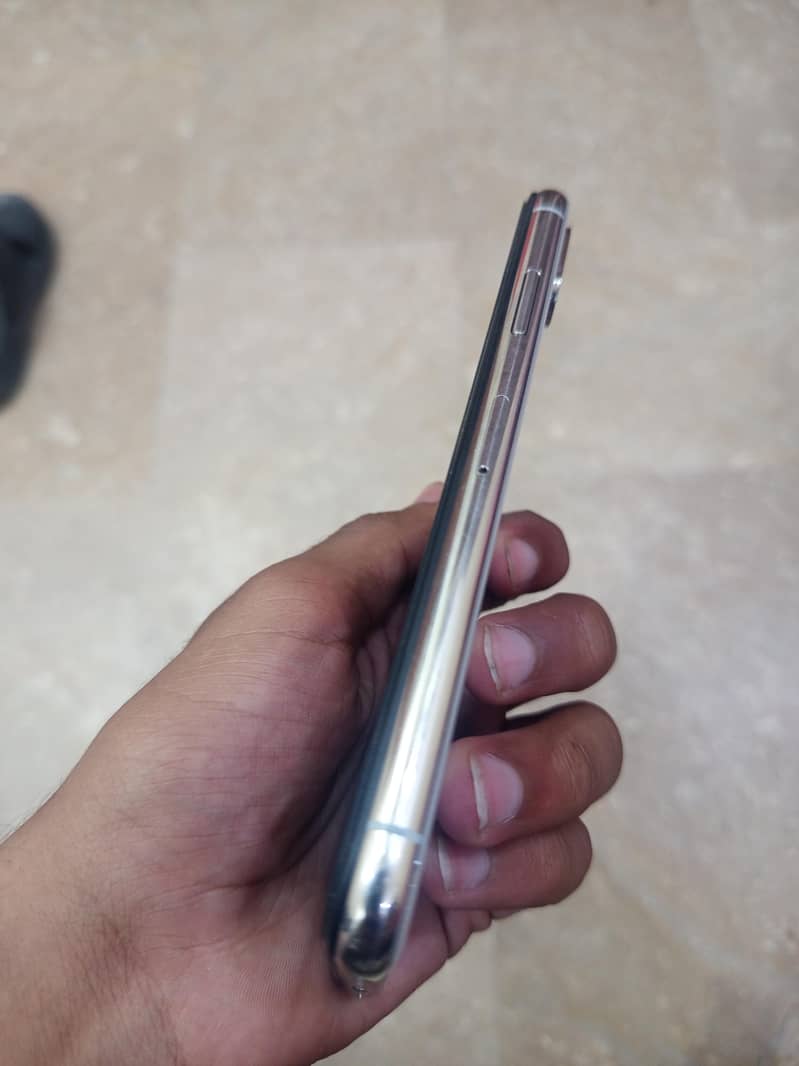 Apple iPhone X 4